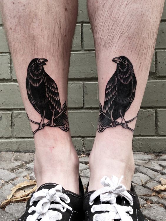 脚踝一对黑乌鸦与交叉线条纹身图案