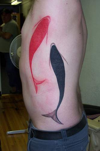 简约的黑色和红色鲤鱼侧肋纹身图案
