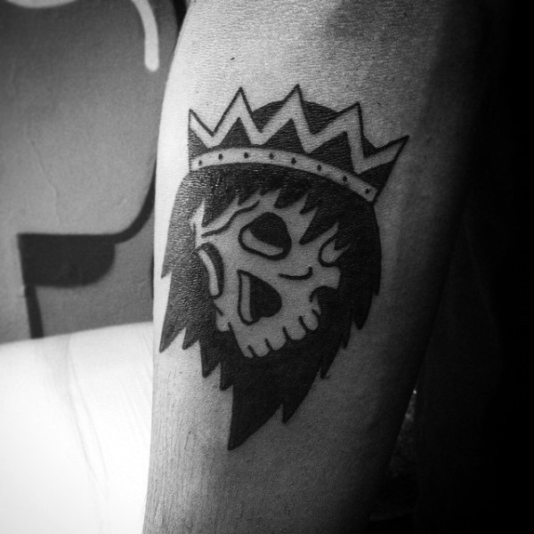 手臂简单的黑色骷髅王冠纹身图案