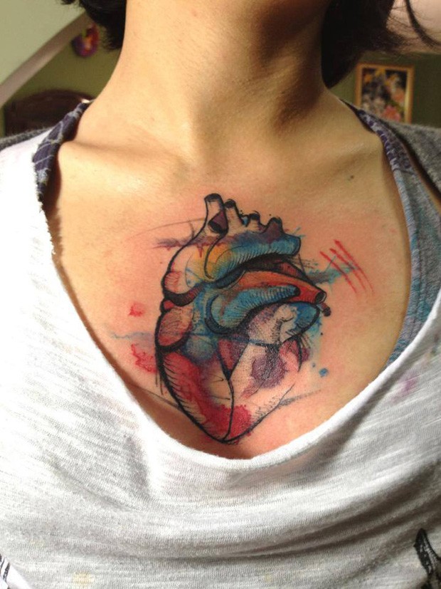 胸部彩色泼墨风人体心脏纹身图案