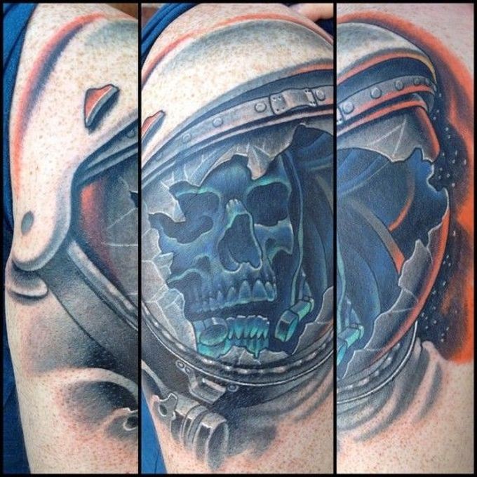 彩色骷髅宇航员与破碎的头盔纹身图案