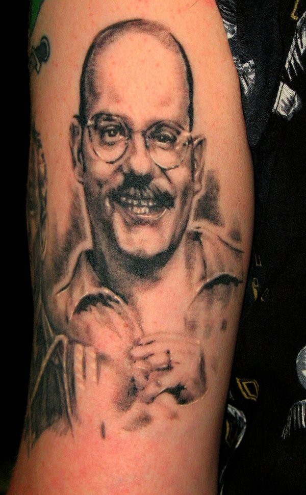 微笑的男性肖像写实纹身图案