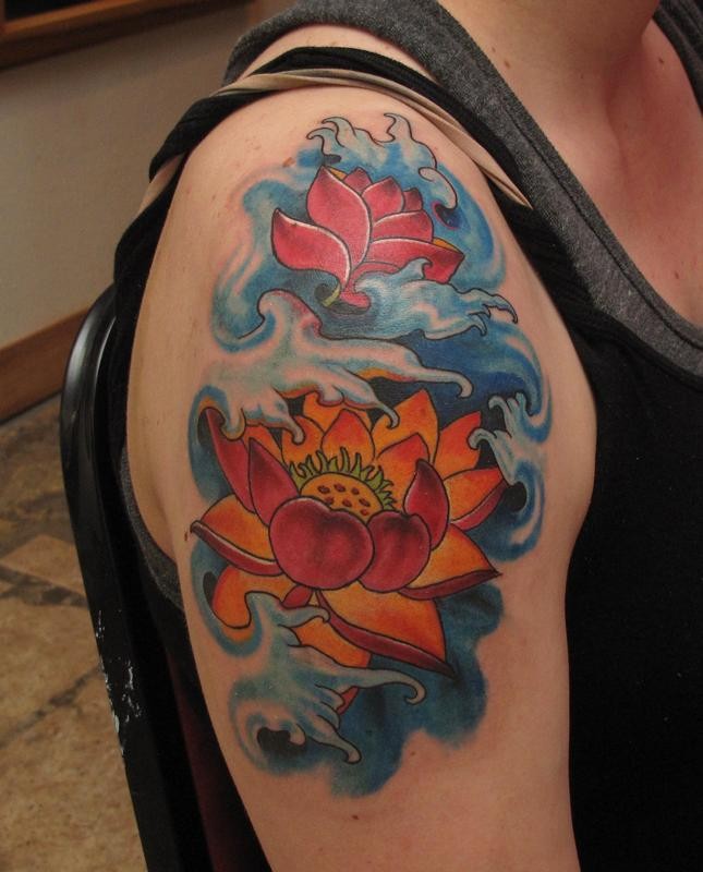 手臂蓝色浪花与橙色莲花纹身图案