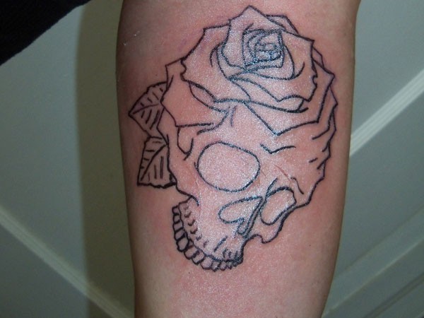 黑色线条传统骷髅与玫瑰花纹身图案