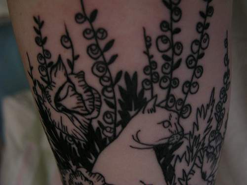 灌木丛里的白色猫艺术纹身图案