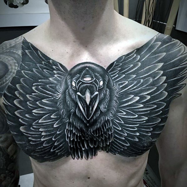 胸部黑色大面积乌鸦纹身图案
