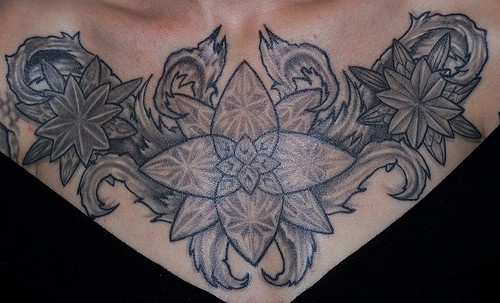 黑色花朵胸部纹身图案