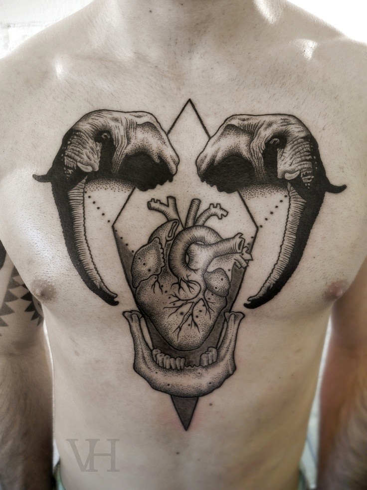 胸部惊人的黑色逼真大象头与心脏和头骨纹身图案