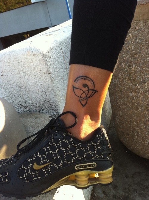 黑色凯尔特友谊结脚踝纹身图案