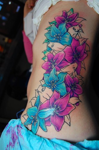 侧肋蓝色和紫色的大花朵纹身图案