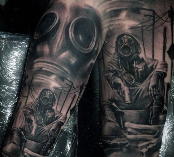 黑灰风格壮观的士兵防毒面具手臂纹身图案