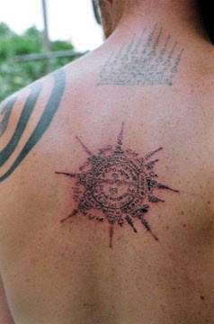 背部佛教符号与字符纹身图案