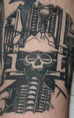 骷髅和黑色机械纹身图案