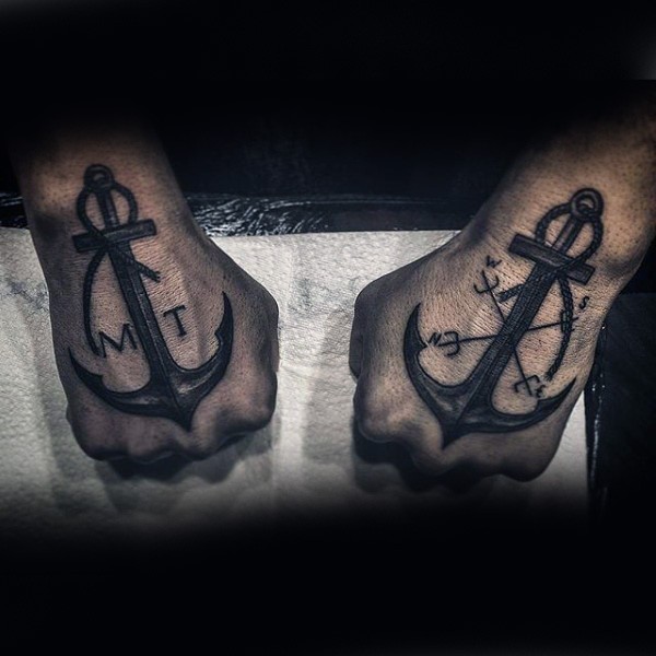 手背黑色的船锚纹身图案