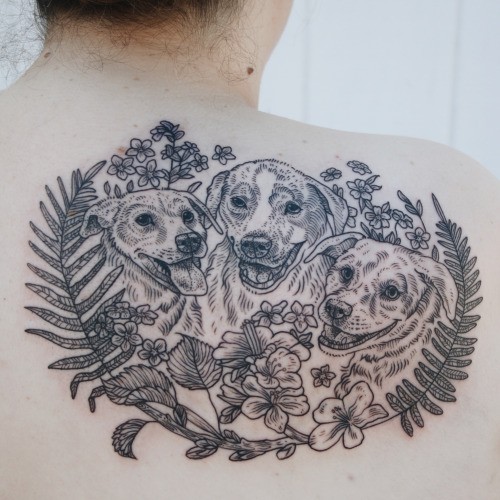 背部雕刻风格黑色狗家庭和野花纹身图案