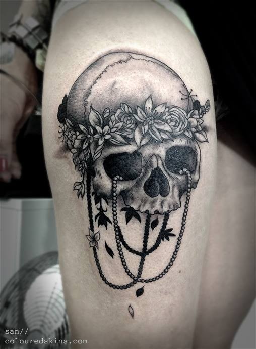 大腿令人难以置信的黑色骷髅与花朵珠宝纹身图案