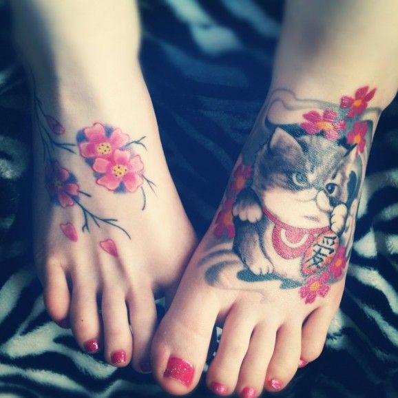 脚背可爱的猫咪樱花纹身图案