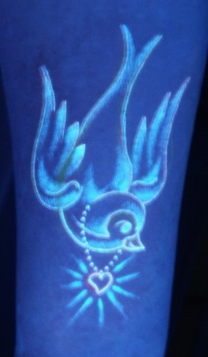 燕子与心形项链荧光纹身图案