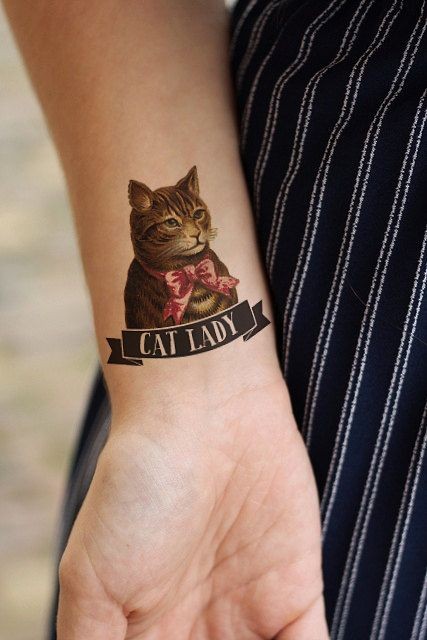 手腕可爱猫和字母纹身图案