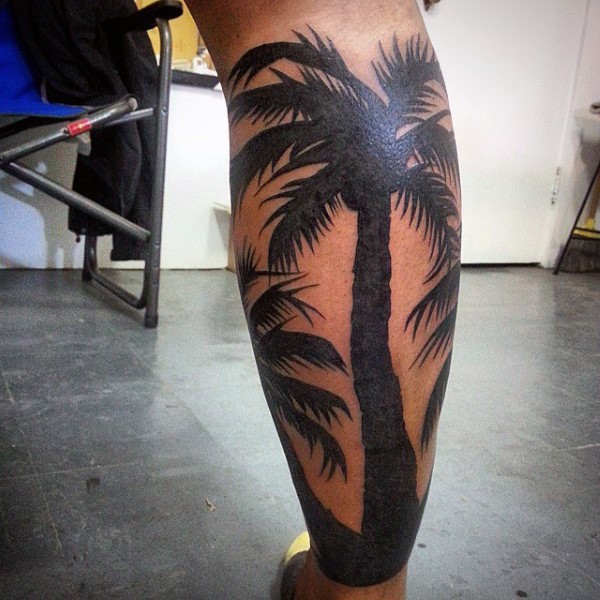 小腿自然写实的黑色棕榈树纹身图案