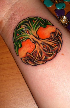 手腕凯尔特结彩色树纹身图案