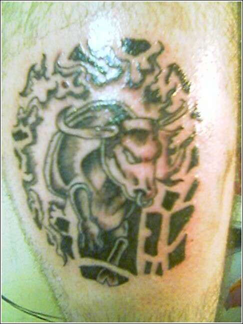 公牛与图腾符号纹身图案