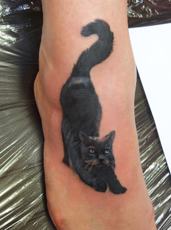 放松的黑猫脚背纹身图案