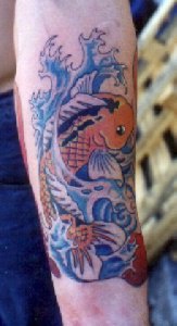 金色鲤鱼与蓝色的水纹身图案