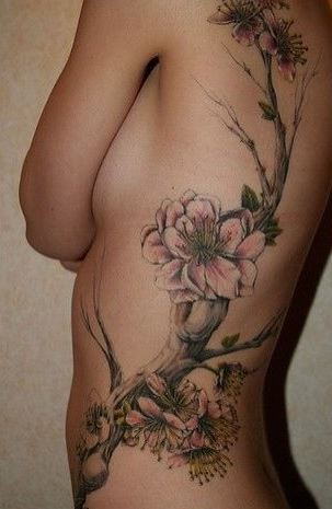 女生侧肋逼真的樱桃树枝纹身图案