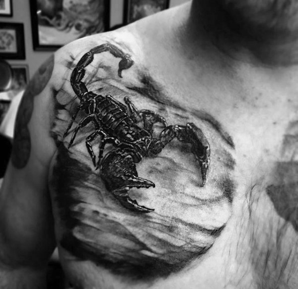 胸部非常逼真华丽的黑色蝎子纹身图案