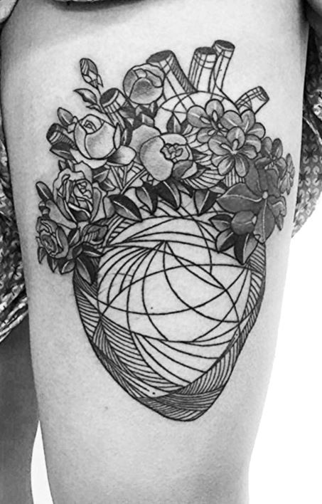 大腿黑色线条心脏与花朵个性纹身图案