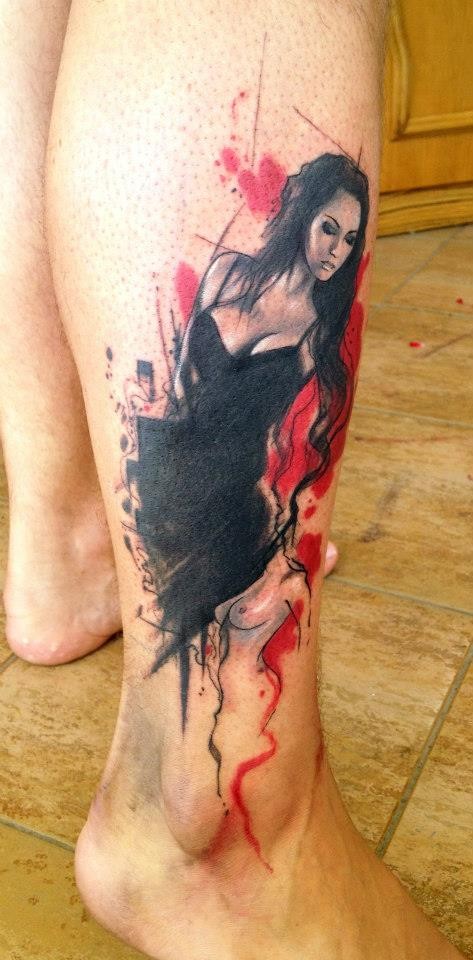 小腿黑色连衣裙女孩与红色泼墨纹身图案
