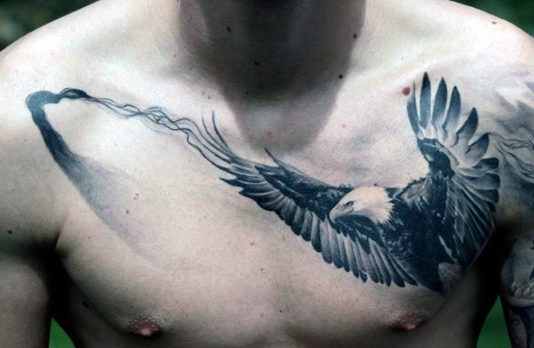 胸部写实风格黑白老鹰纹身图案