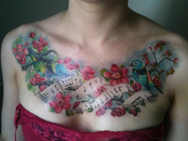 多彩的音符和鸟儿樱花胸部纹身图案