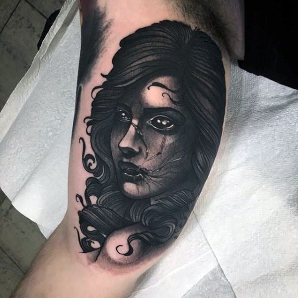 大臂神秘的黑色恶魔女人肖像纹身图案