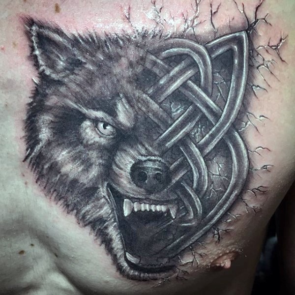 胸部凯尔特结与狼头组合纹身图案