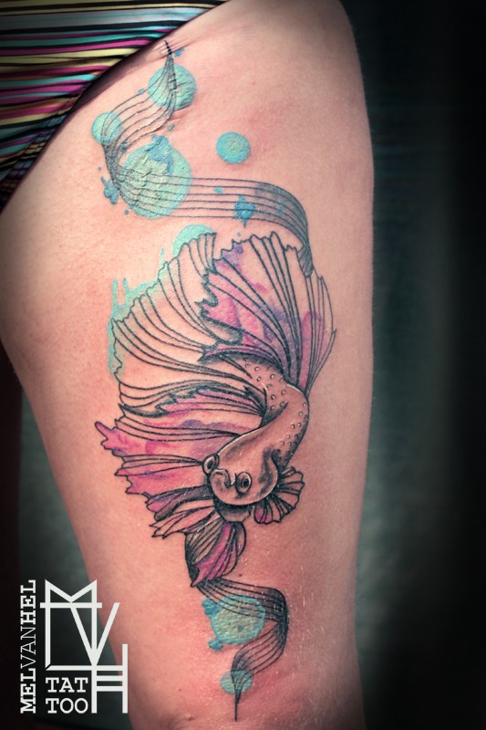 大腿彩色水墨金鱼纹身图案