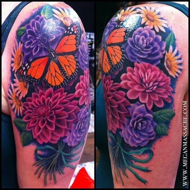 大臂自然好看的彩色花卉蝴蝶纹身图案