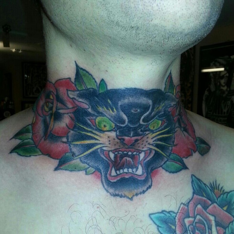 颈部玫瑰和恶魔大猫纹身图案