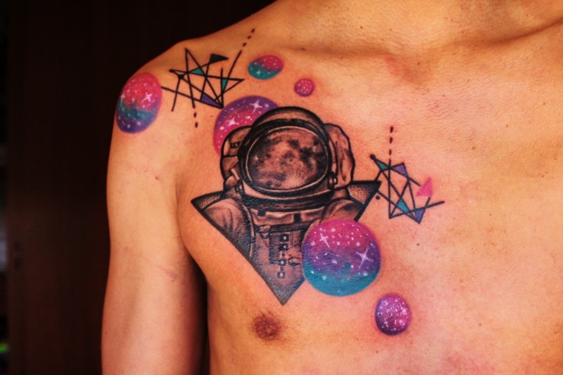 胸部壮观的彩色行星与宇航员纹身图案