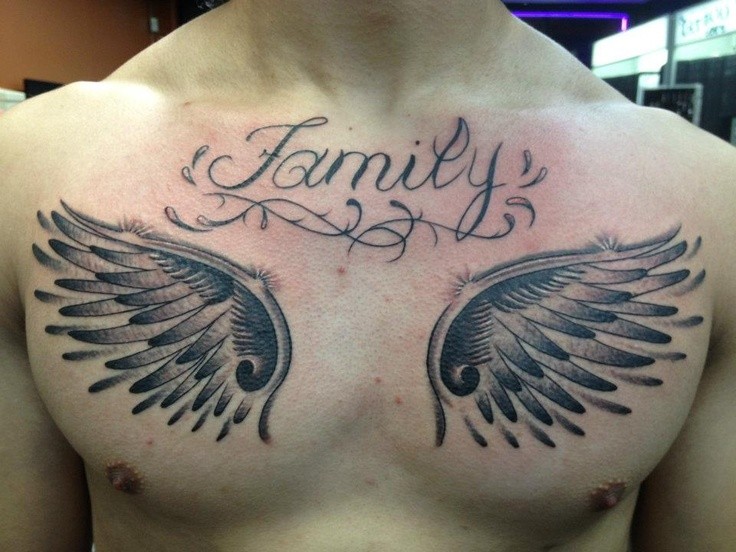 胸部黑色的翅膀与英文字母纹身图案