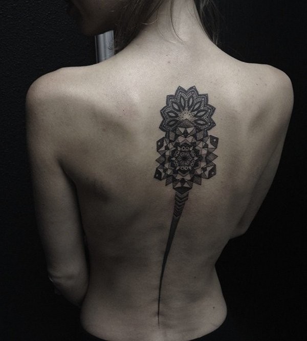 背部黑色部落花卉脊柱纹身图案