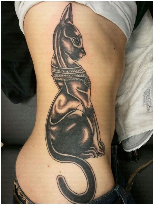 黑色可爱的埃及猫侧肋纹身图案