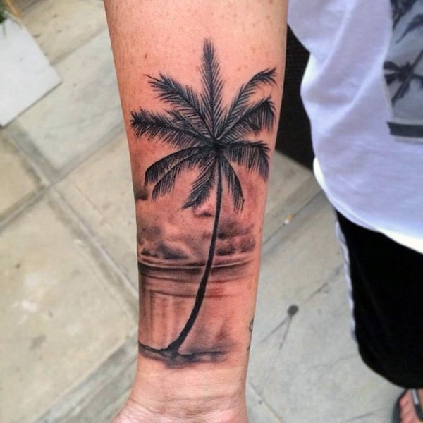 小臂逼真的黑灰棕榈树纹身图案