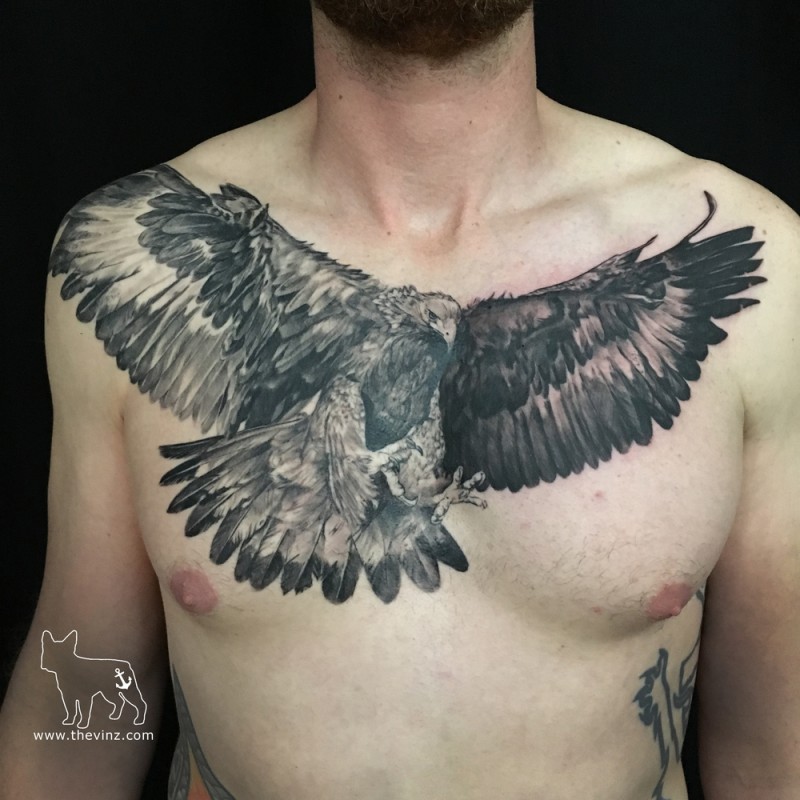 胸部栩栩如生的飞行鹰纹身图案