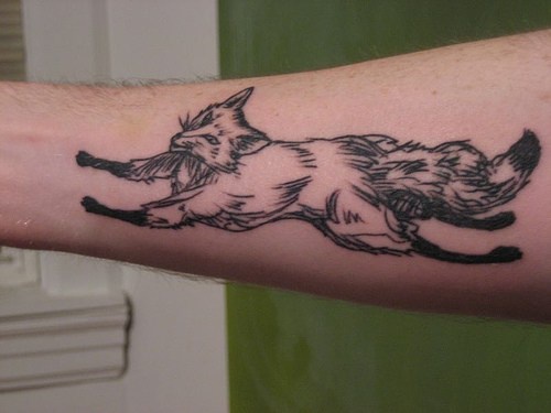 黑色细绒毛狐狸手臂纹身图案