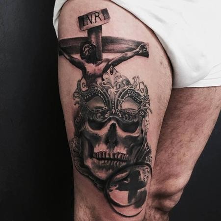 大腿黑灰风格十字架上耶稣头骨和面具纹身图案