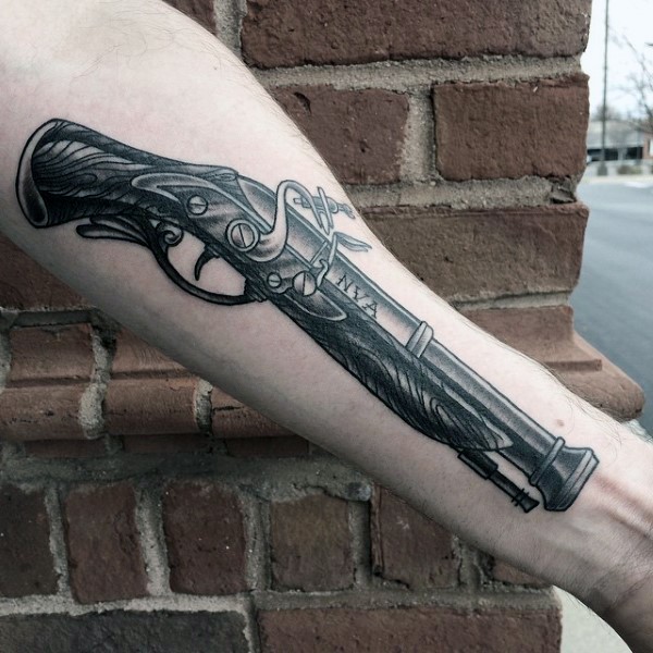 小臂黑灰色的手枪和字母纹身图案
