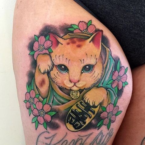 大腿new school漂亮的招财猫和花朵日文纹身图案