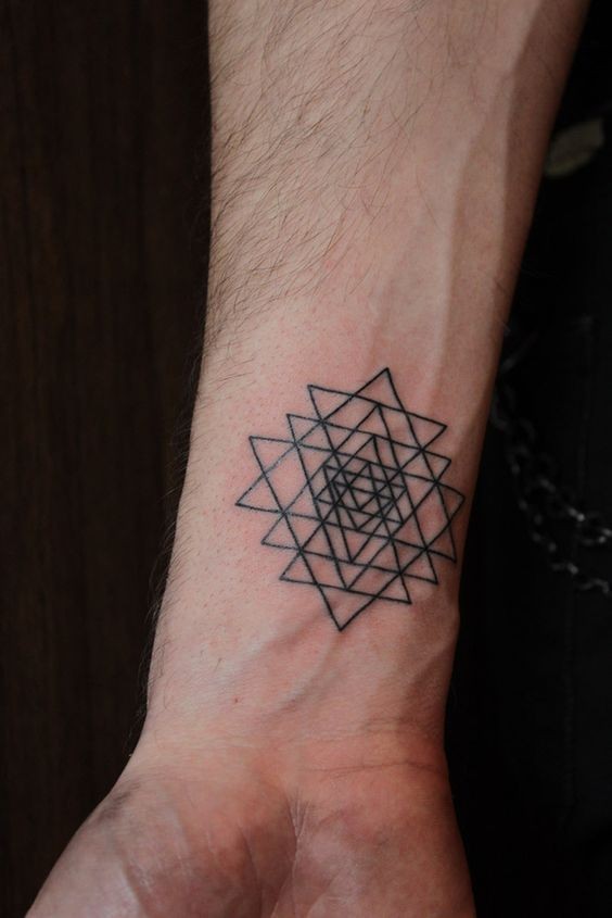 手腕简单的黑色线条几何纹身图案